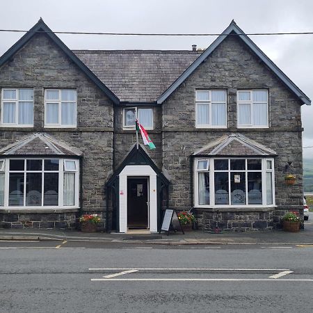 Y Griffin Hotel Penrhyndeudreath Bagian luar foto