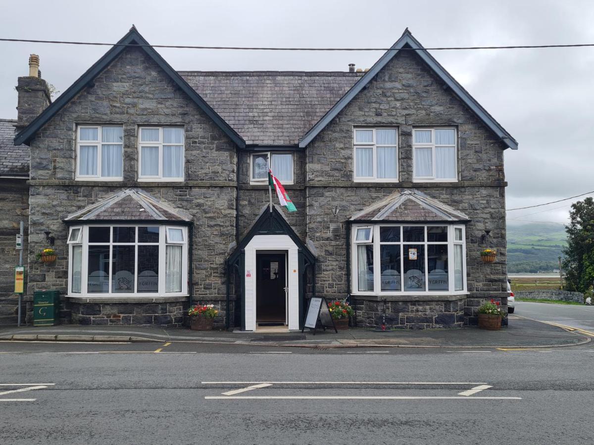 Y Griffin Hotel Penrhyndeudreath Bagian luar foto