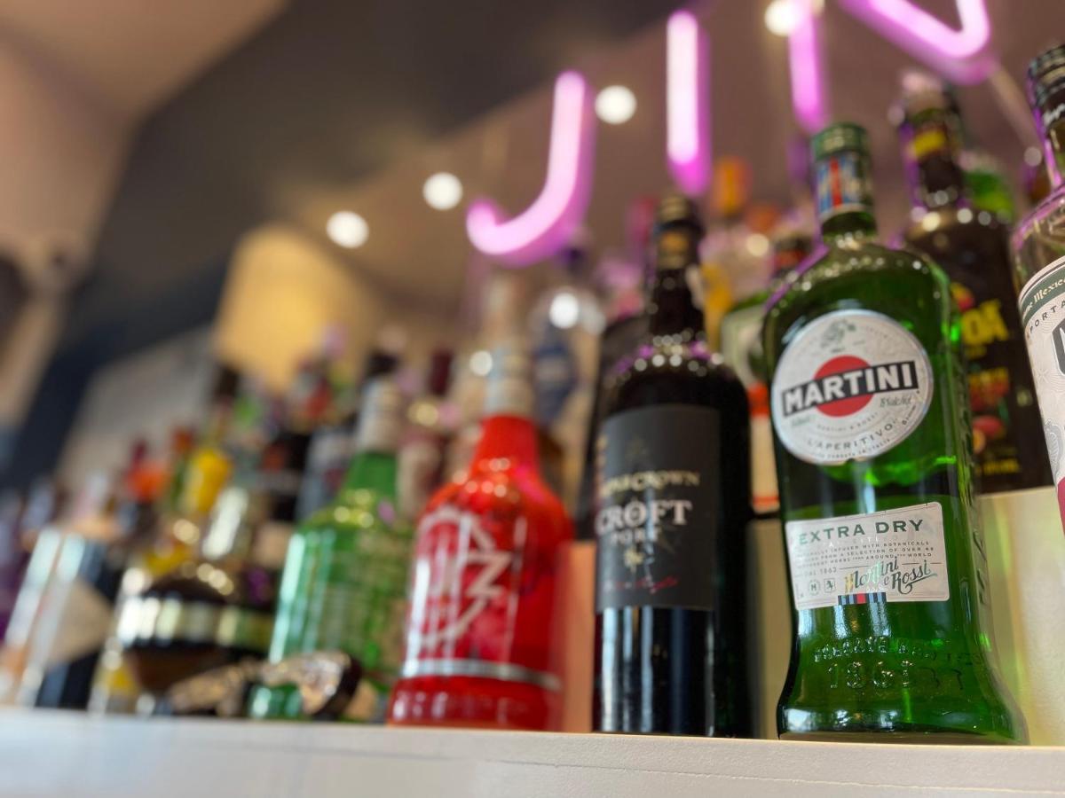 Y Griffin Hotel Penrhyndeudreath Bagian luar foto