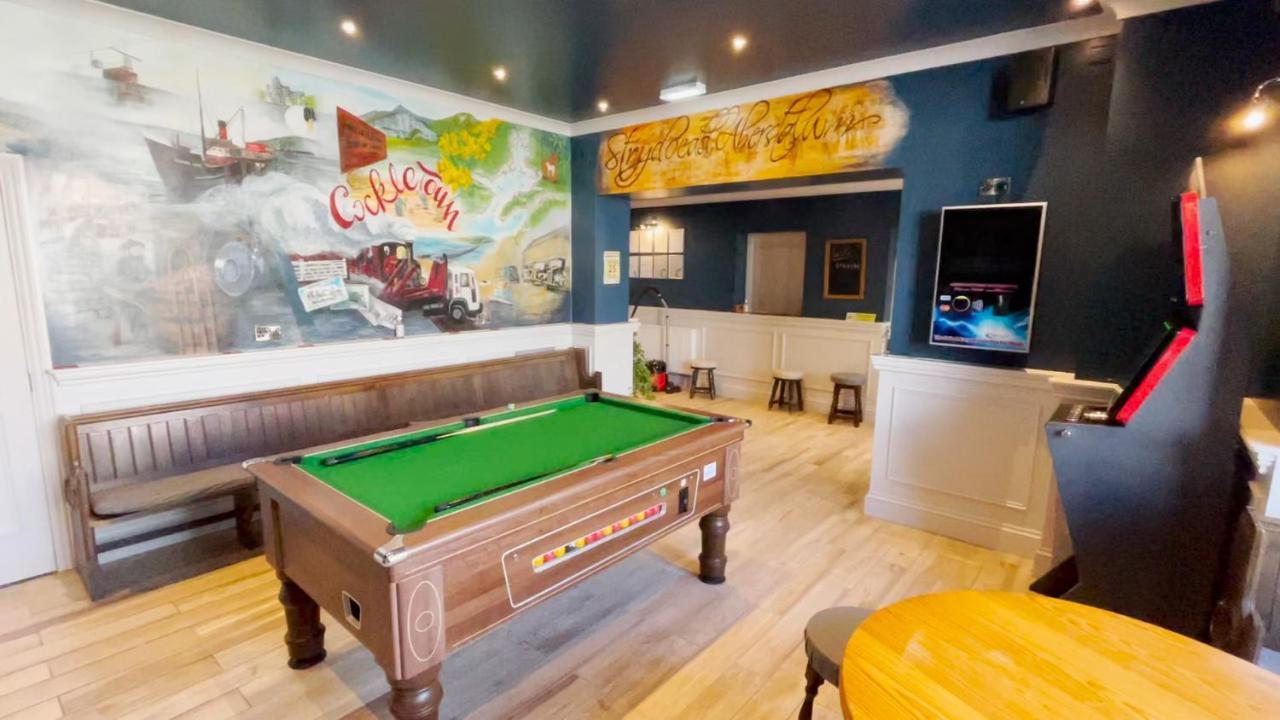 Y Griffin Hotel Penrhyndeudreath Bagian luar foto