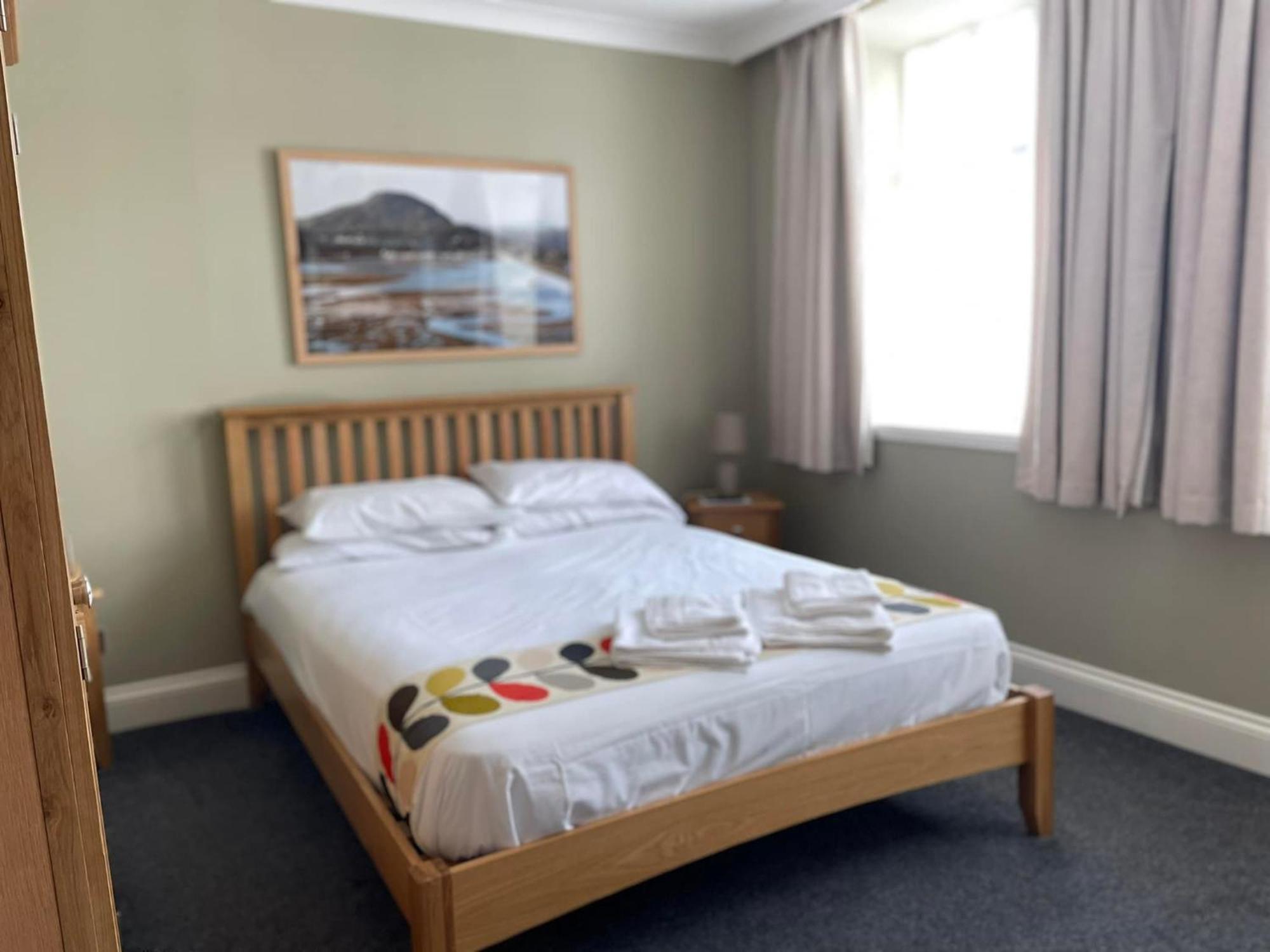 Y Griffin Hotel Penrhyndeudreath Bagian luar foto