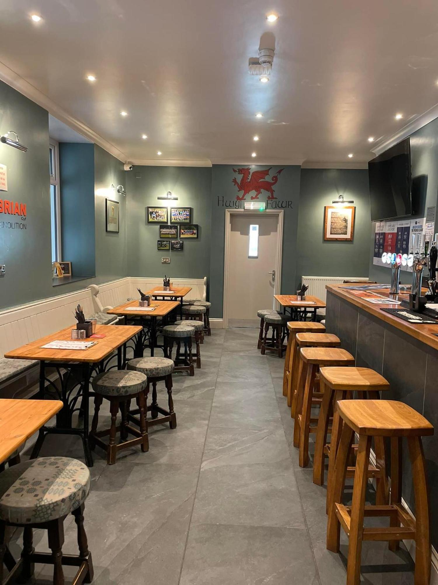 Y Griffin Hotel Penrhyndeudreath Bagian luar foto