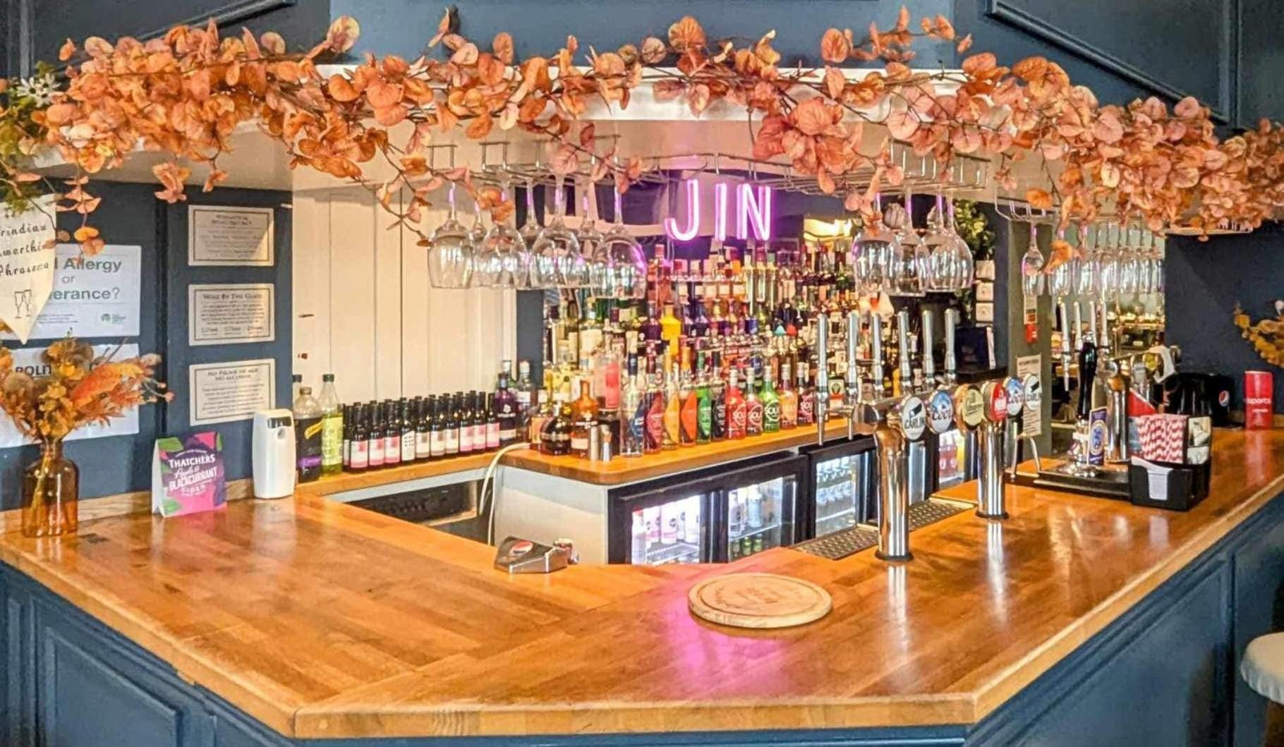 Y Griffin Hotel Penrhyndeudreath Bagian luar foto